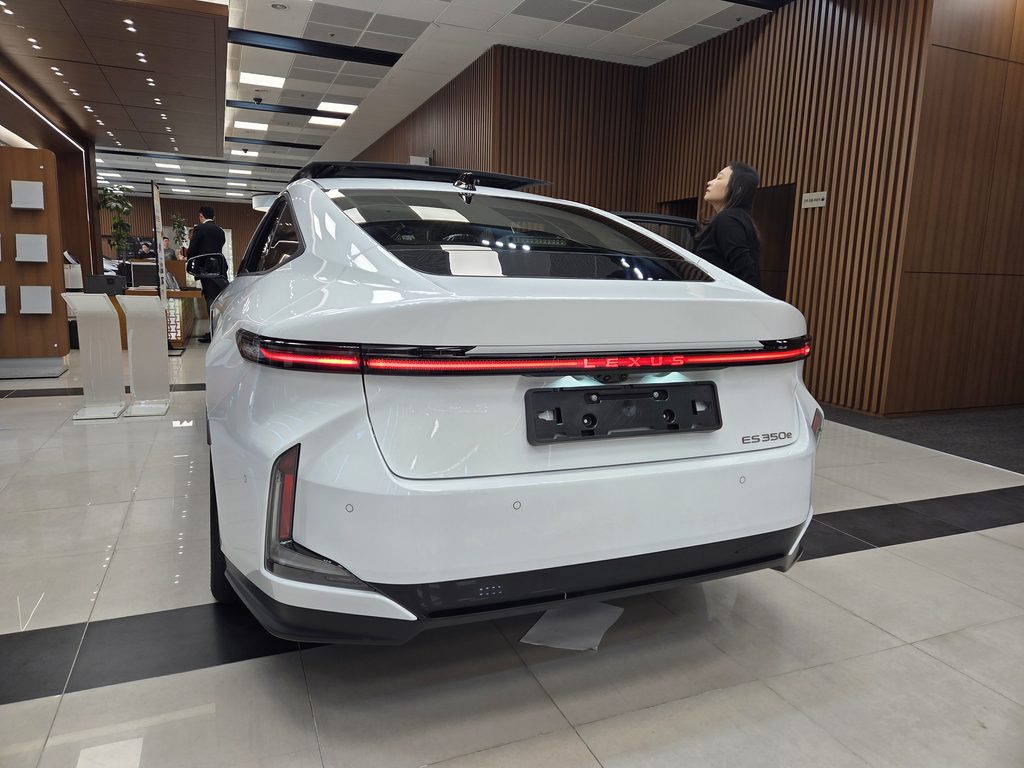 직접 촬영한 렉서스 ES350e 차량 뒷모습