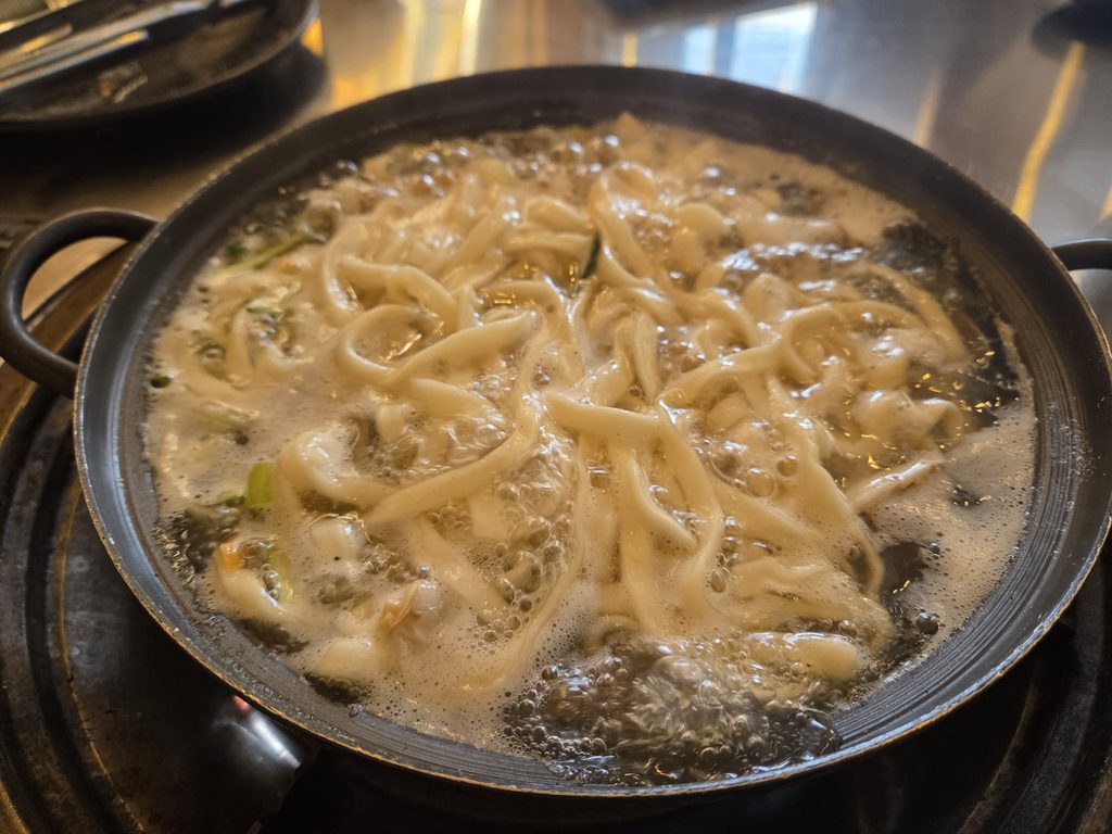 청라 바다의 정석 - 보글보글 끓는 칼국수
