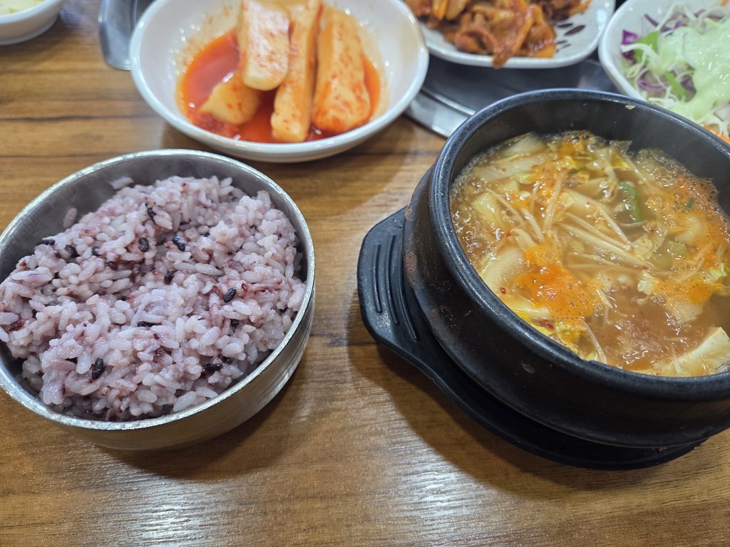 인천 가정동 똑순이네 우렁쌈밥에서 제공하는 구수한 된장찌개와 흑미가 섞인 잡곡밥.